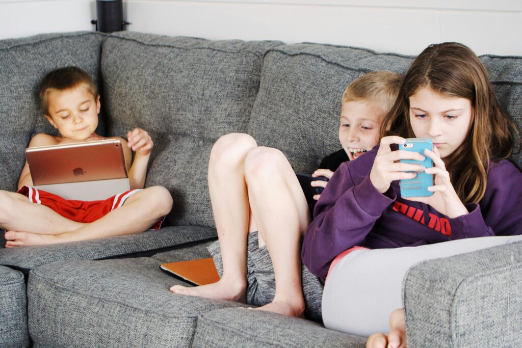 niños con tecnologia